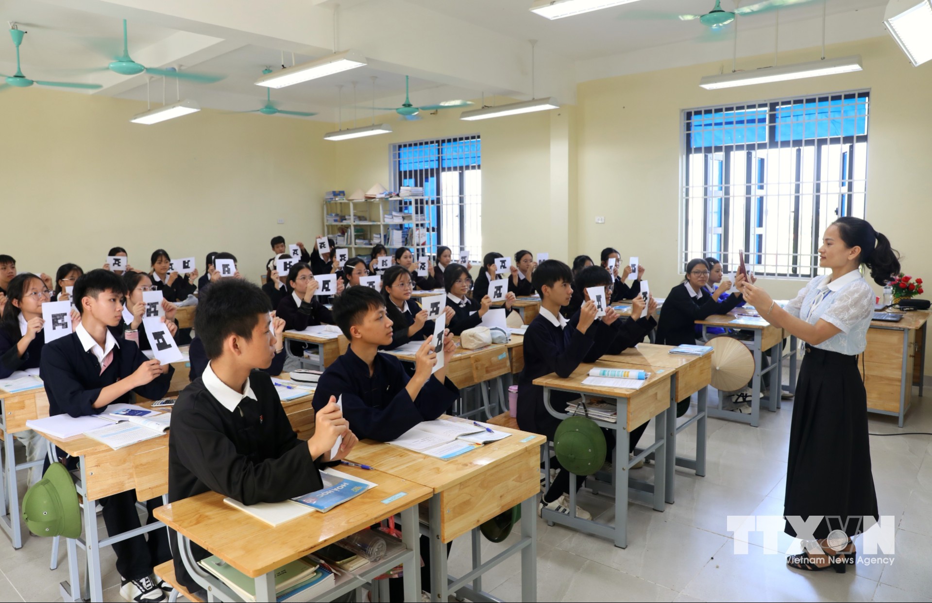 Học sinh Trường DTNT THCS và THPT Nguyễn Tất Thành rất hào hứng khi được học trong môi trường học tập số. (Ảnh: Danh Lam/TTXVN)